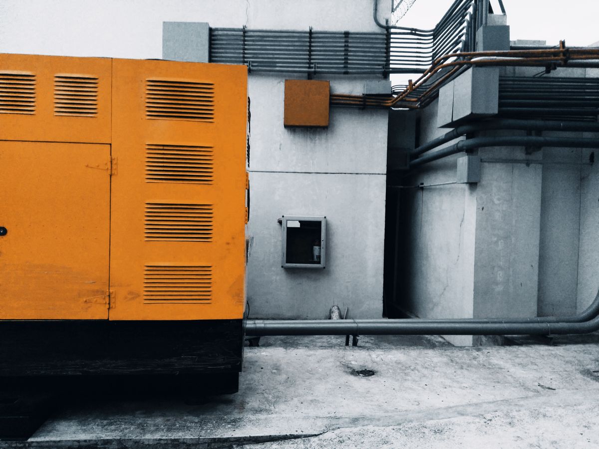 Enclosed industrial diesel generator set